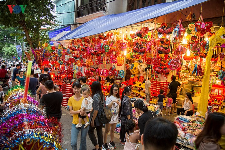 Cả dãy phố rực rỡ sắc màu của các loại đồ chơi.