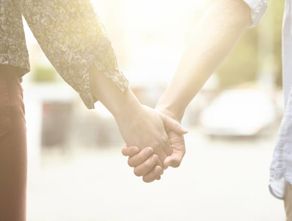 Khi cùng vượt qua khó khăn thì con người thường sẽ gắn bó với nhau hơn.