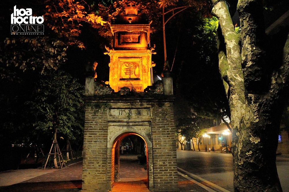 Tháp Hòa Phong, di tích cổ còn sót lại của chùa Báo Ân. Ngọn tháp đứng lặng lẽ bên đường Đinh Tiên Hoàng.