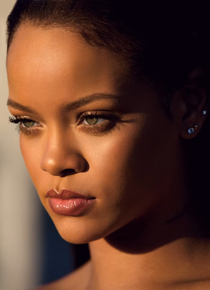 Trên thực tế, Rihanna từng là cái tên được cân nhắc trước cả Maroon 5 nhưng do vấn đề nhân quyền nên cô nàng đã từ chối.