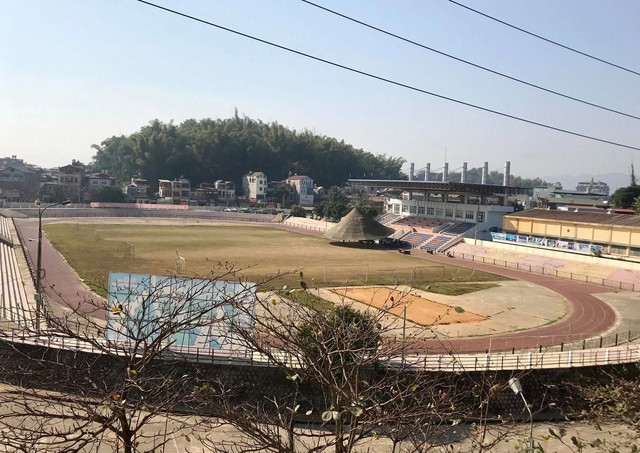 Sân vận động tỉnh Điện Biên - nơi diễn ra phiên xét xử 9 bị cáo trong vụ sát hại nữ sinh Cao Mỹ D. Ảnh: Trần Thanh.