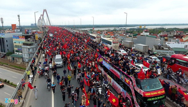 Vietnam Airlines vừa phát đi khuyến cáo hành khách có chuyến bay vào chiều tối ngày 11/12 nên ra sân bay Nội Bài sớm để tránh nguy cơ tắc đường khi người hâm mộ đón U22 Việt Nam.