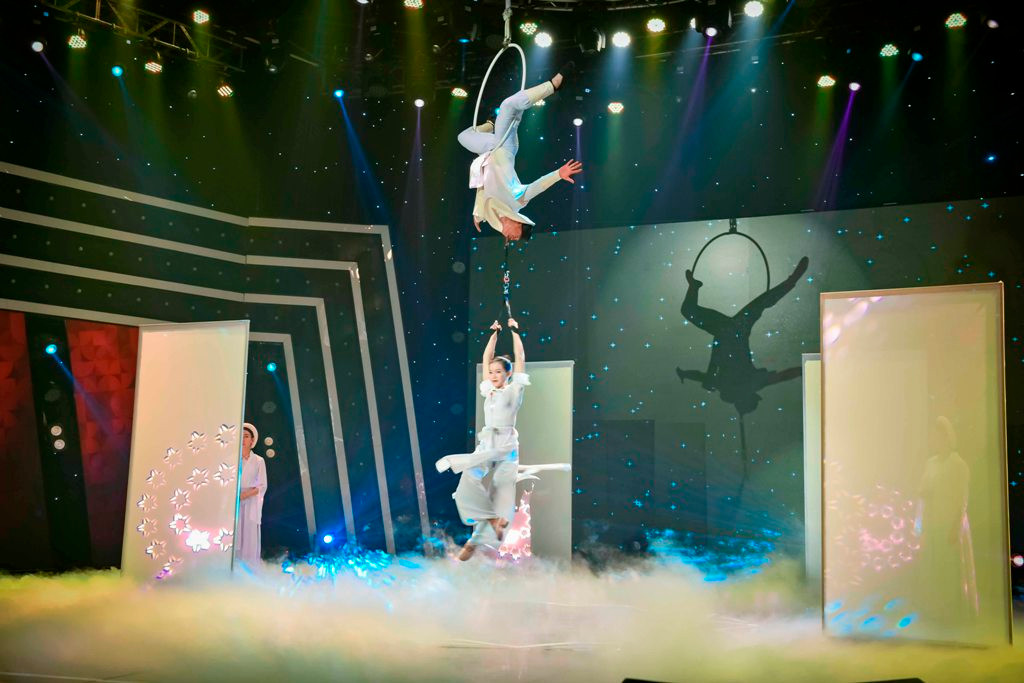 Đỉnh cao của tiết mục xiếc đôi này là pha trình diễn cực kỳ mạo hiểm khi Cao Xuân Tài dùng răng cắn chặt dây thừng và bên dưới là nữ diễn viên đang nắm chặt sợi dây thừng đó và bay lộn xoay múa trên không trung.