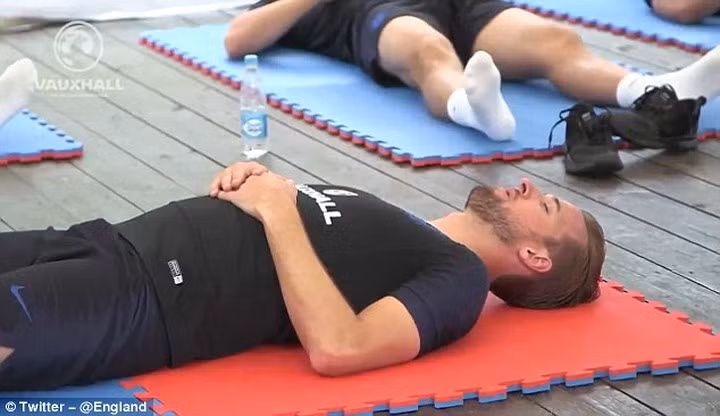 Trước trận bán kết với Croatia, các tuyển thủ Anh đã rủ nhau thực hiện các động tác Yoga để lấy lại cân bằng.