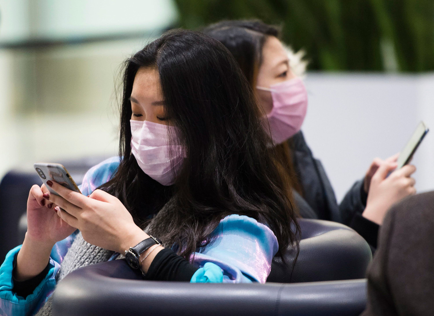 Với tính năng mới này của Facebook, người dùng Việt có thể dễ dàng tìm kiếm được các thông tin đáng tin cậy về virus corona. (Ảnh: Nathan Denette/The Canadian Press via AP)