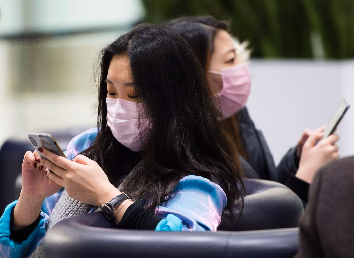 Với tính năng mới này của Facebook, người dùng Việt có thể dễ dàng tìm kiếm được các thông tin đáng tin cậy về virus corona. (Ảnh: Nathan Denette/The Canadian Press via AP)