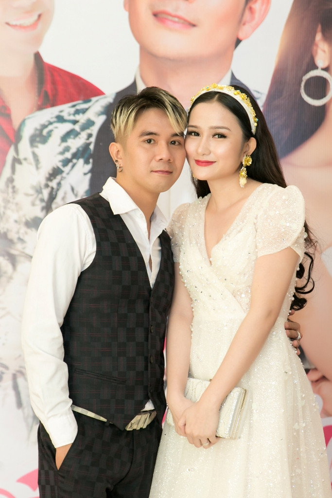 Cả hai không ngần ngại thể hiện tình cảm với nhau.