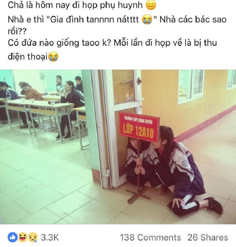 Ngồi "rình" xem cô giáo nhận xét thế nào về mình.