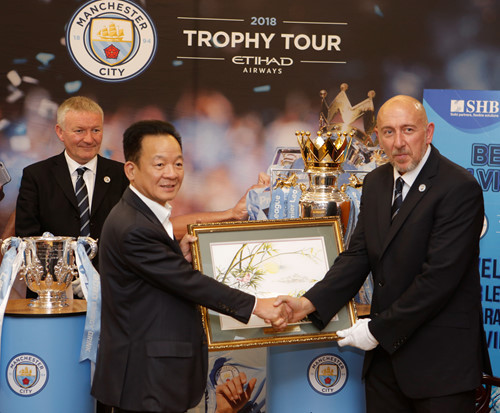 Bầu Hiên và Man City hợp tác nhân sự kiện Cúp ngoại hạng Anh tại Hà Nội.Ảnh: ANH THÚY.