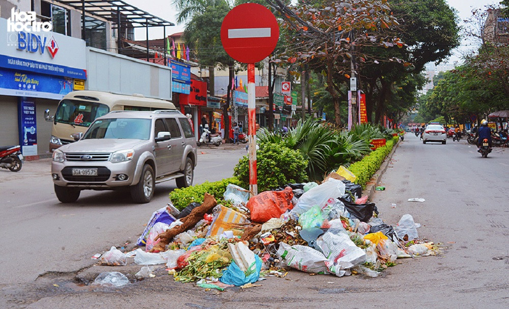 Rác ngay giữa làn xe trên đường Nguyễn Quý Đức, Thanh Xuân, Hà Nội.