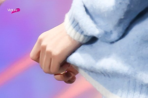 Trong danh sách các idol sở hữu bàn tay đẹp, tất nhiên không thể thiếu V vì rất ít người có được bàn tay thon thả và mịn màng như thế này.