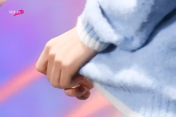 Trong danh sách các idol sở hữu bàn tay đẹp, tất nhiên không thể thiếu V vì rất ít người có được bàn tay thon thả và mịn màng như thế này.