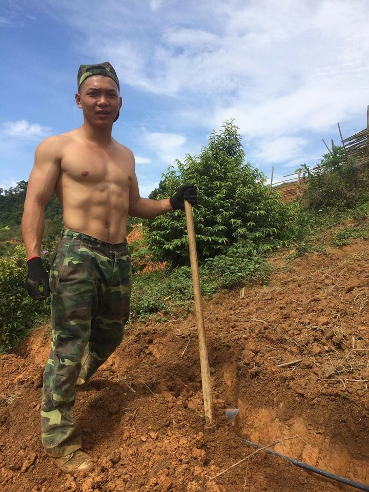 Người lính thân hình cơ bắp luôn là tâm điểm chú ý, đặc biệt rất dễ “ghi điểm” trong mắt chị em.