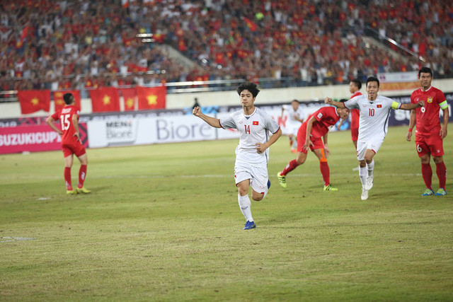 Công Phượng ăn mừng bàn thắng vào lưới đội tuyển Lào ở phút 11.