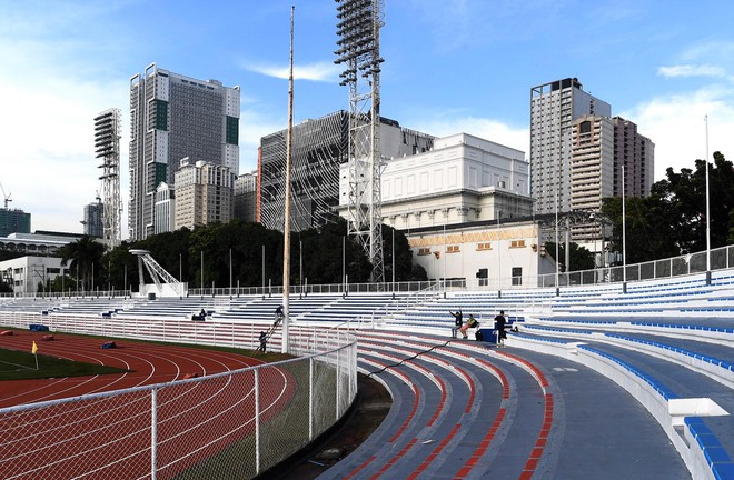 Nhìn từ khán đài B, nhiều tòa nhà cao tầng mọc san sát sân Rizal Memorial. Ảnh: Thuận Thắng.