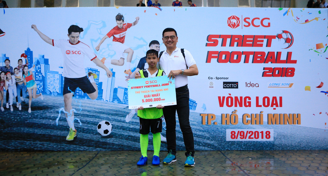 Mưa to cũng không thể khiến cầu thủ nhí chùn bước.