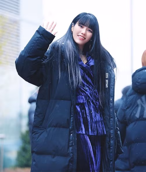 Đây là kiểu áo khoác không thể thiếu trong tủ đồ của các idol khi ra sân bay hay hoạt động ngoài trời. Món đồ 