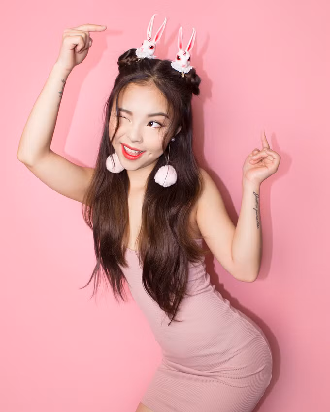 Tina Yu sinh năm 1995, người Trung Quốc, được mọi người biết đến nhờ khả năng hội họa. Được bố mẹ cho đi học vẽ từ năm 4 tuổi, Tina tìm thấy tình yêu với hội họa. Tina Yu học chuyên ngành thiết kế đồ họa tại Đại học Pratt, Mỹ.