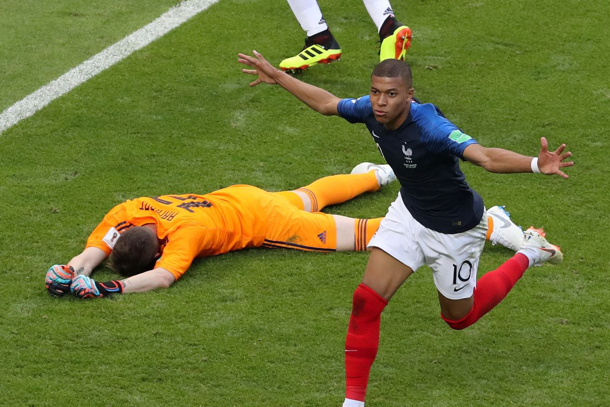 Mbappe ăn mừng bàn thắng vào lưới Argentina.