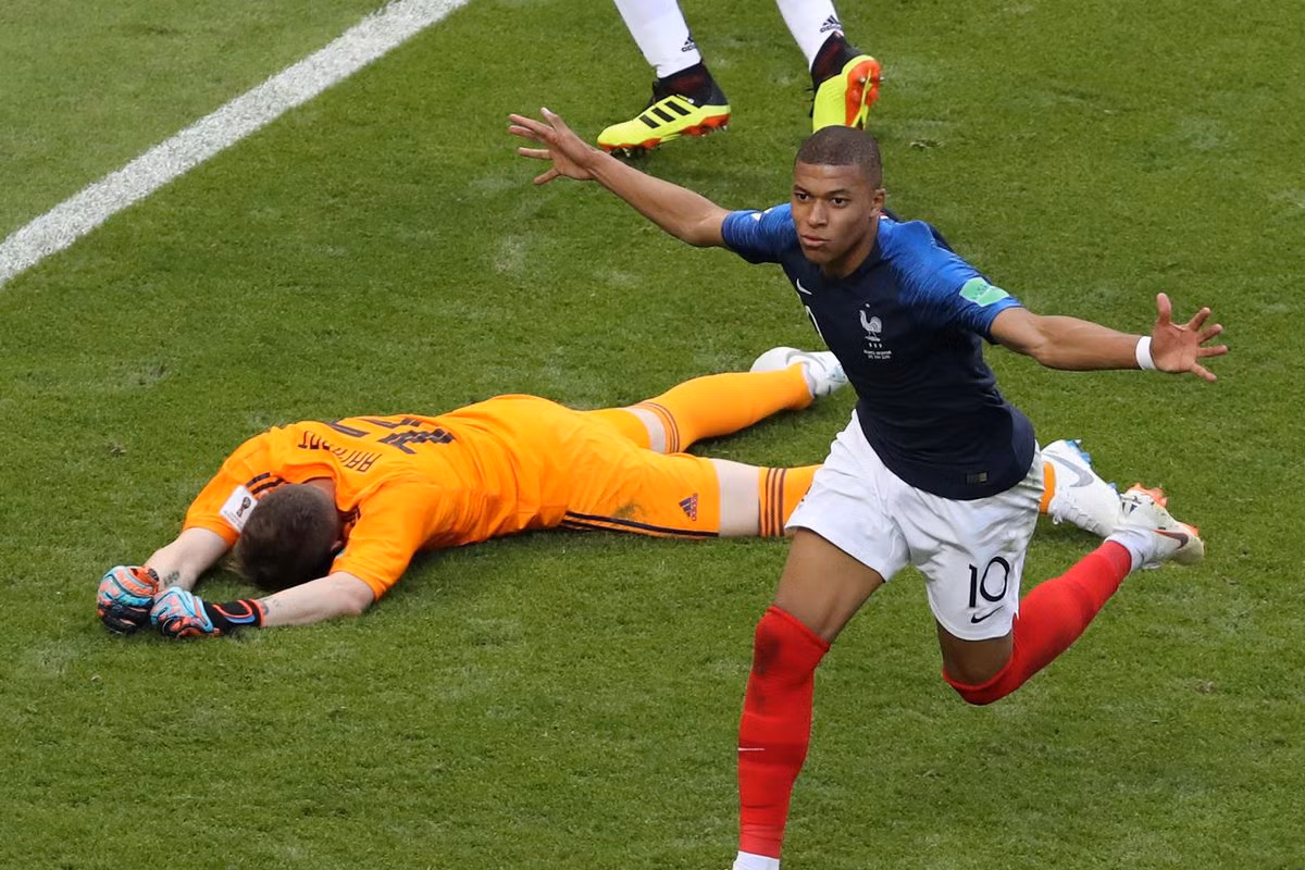 Mbappe ăn mừng bàn thắng vào lưới Argentina.