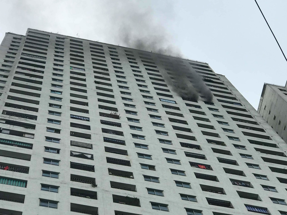 Khói bốc ra từ tầng 31.