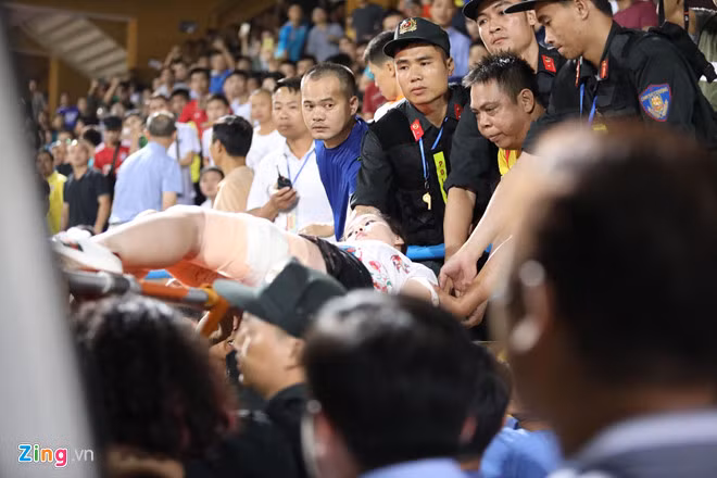 Chị Huyền Anh được đưa đi cấp cứu sau khi bị thương do pháo sáng. Ảnh: Kiệt Trần.