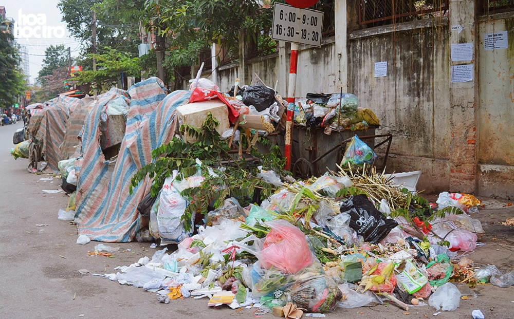 Rác bốc mùi hôi thối ngay gần quán ăn vỉa hè.