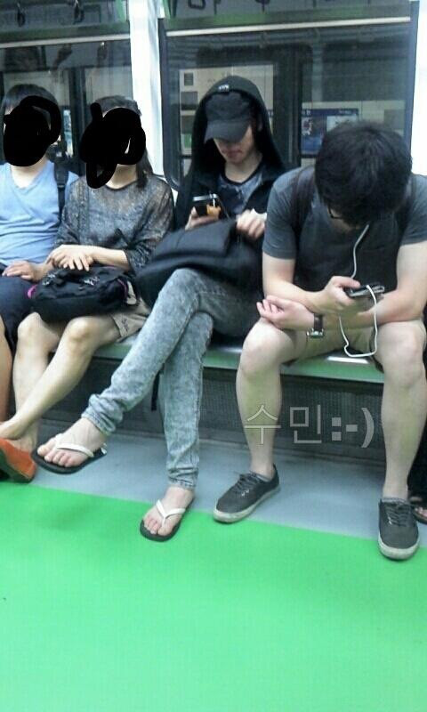 Ngụy trang kỹ càng đến thế mà các idol này vẫn bị fan phát hiện ảnh 1