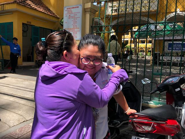 Nụ hôn của mẹ trao con sau khi hoàn thành buổi thi cuối.