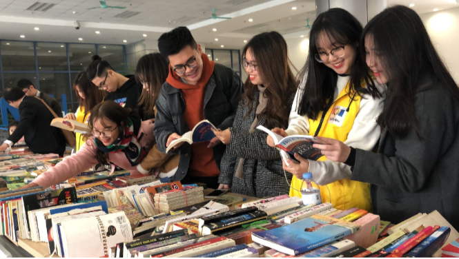 Hội sách Xuân 2019 thu hút rất nhiều bạn trẻ đến tham quan, mua hàng.