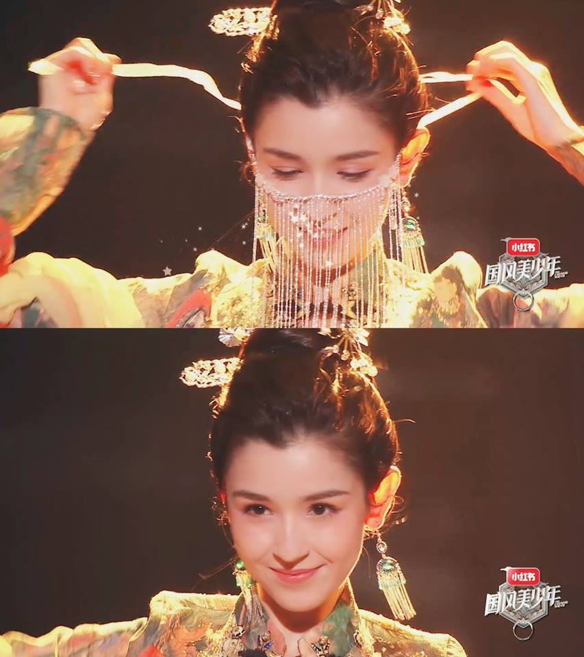 Khoảnh khắc Cáp Ni Khắc Tư tháo mặt nạ đã khiến bao khán giả không thể rời mắt, vì Cáp Ni vừa xinh đẹp và có khí chất thoát tục rất đặc biệt.