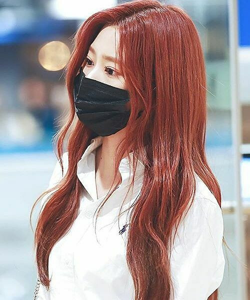 Khi đeo khẩu trang che kín mũi miệng, Min Ju (IZONE) đánh mắt màu hồng anh đào, chuốt mi cong vút giúp 