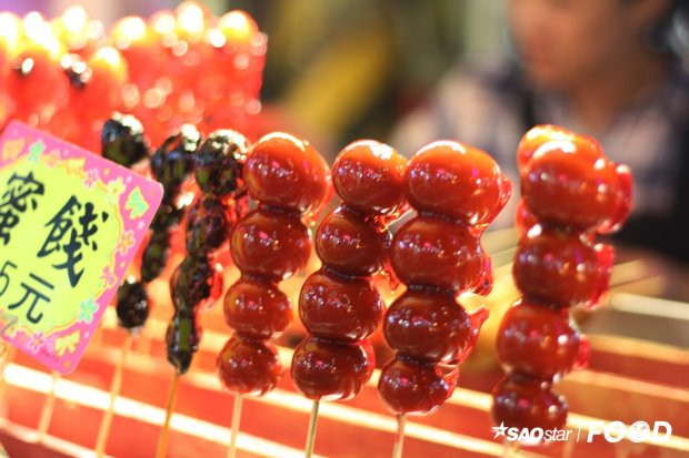 Kẹo hồ lô hay trái cây tẩm đường có số lượng gian hàng khá khiêm tốn ở chợ đêm Shilint. Món ăn này có vị ngọt của đường, chua của trái cây, thích hợp cho những ai hảo ngọt. Lưu ý cho bạn là nên thưởng thức món ăn này cuối cùng.