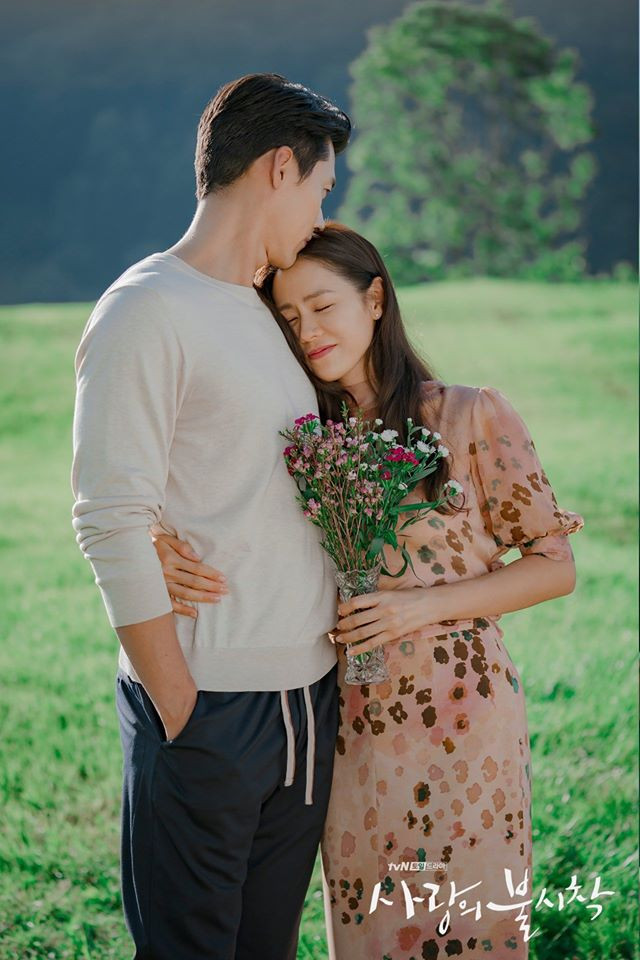 Vậy là phim siêu hot Hạ cánh nơi anh đã kết thúc với hình ảnh cuối cùng là cảnh Hyun Bin, Son Ye Jin bên nhau hạnh phúc ở Thụy Sĩ, đất nước của hoa nhung tuyết và cũng là nơi họ gặp nhau lần đầu tiên.