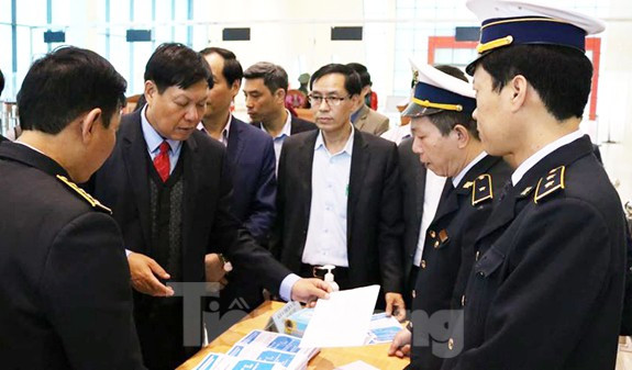 Bộ Y tế, các ngành chức năng kiểm tra công tác phòng dịch tại cửa khẩu Hữu Nghị .Ảnh: M. Thu