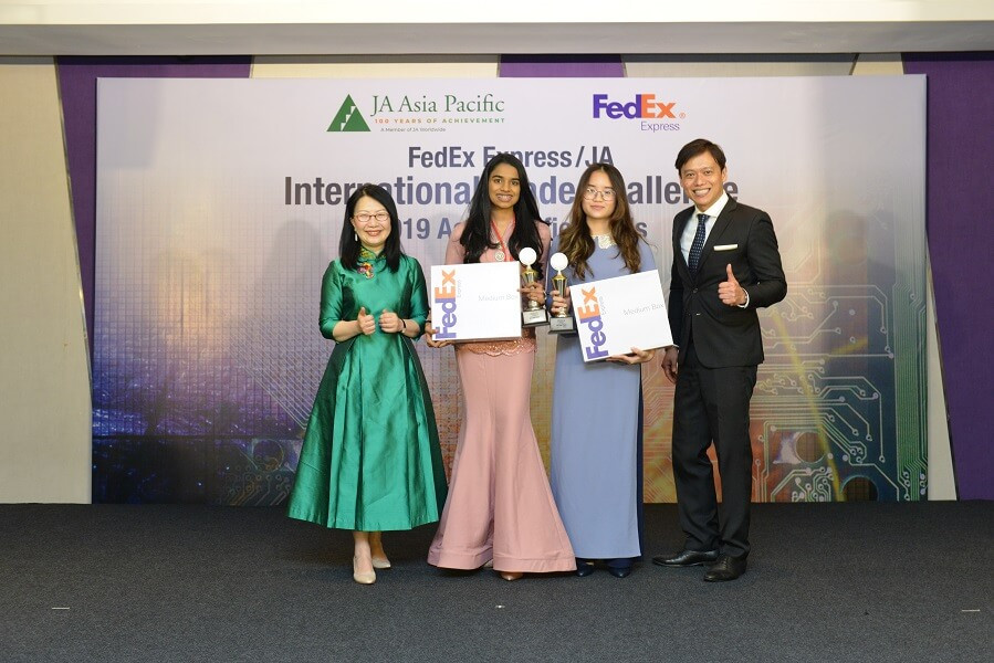 Shamita Sheetal (Malaysia) và Hoàng Diệu Trang (trường Song ngữ Quốc tế Hanoi Acedemy - Việt Nam) là đội đoạt giải nhì tại Chung kết Cuộc thi Thách thức thương mại quốc tế FedEx/JA 2019 Châu Á -TBD.