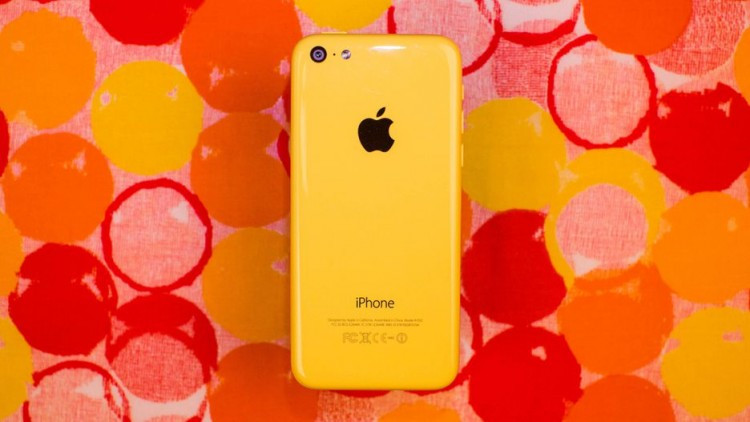 Máy có các phiên bản màu xanh lá, xanh dương, hồng, vàng và trắng trên thân máy cấu thành từ nhựa. Về thông số cấu hình, iPhone 5C được phát triển dựa trên iPhone 5.