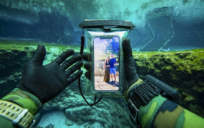 Nếu Apple phát triển thành công hệ thống cảm biến mới, người dùng iPhone sẽ có thể sử dụng thoải mái khi bơi hoặc tắm. (Ảnh: DALLMYD)