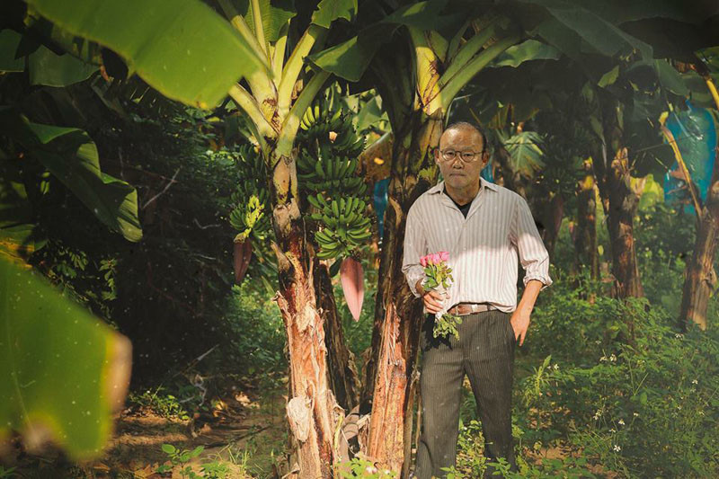 Không chỉ sở hữu loạt biểu cảm từ nghiêm túc đến hài hước trên sân cỏ, HLV Park Hang-seo cũng có lúc suy tư trước cảnh đẹp thế này đây!