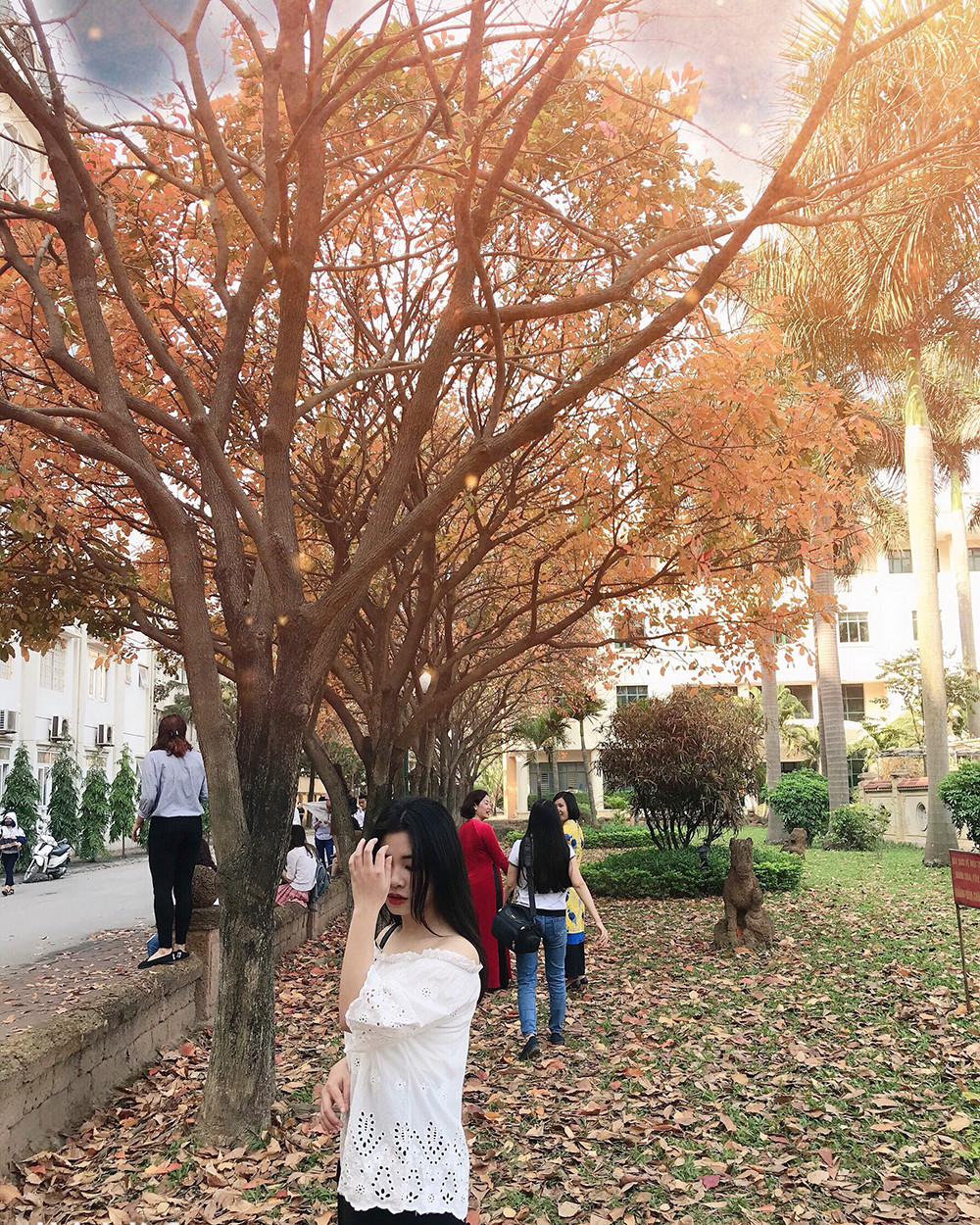 Rất đông bạn trẻ đến chụp hình để lưu lại những khoảnh khắc đẹp khiến còn đường trở nên đông đúc. (Ảnh: Thúy Lan)