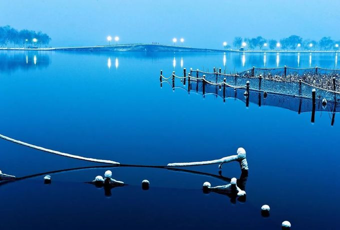 Tây Hồ, một hồ nước ngọt nổi tiếng nằm về phía tây thành phố Hàng Châu, thuộc tỉnh Chiết Giang.