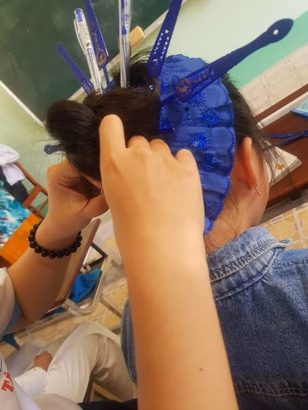 Khi bạn muốn hóa thân thành Hoàng quý phi thì chỉ còn cách phá tan cái quạt và năn nỉ lũ bạn cài cắm cho. (Ảnh: Vy Vy)