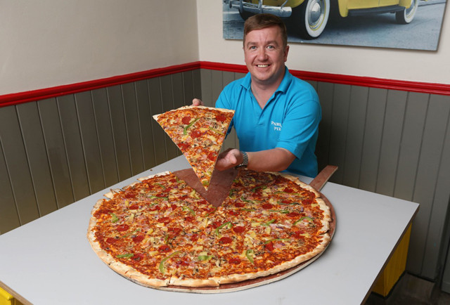 Ông chủ Anthony Kelly với chiếc bánh pizza khổng lồ. Ông chủ Anthony Kelly với chiếc bánh pizza khổng lồ.
