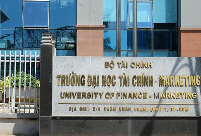 Trường Đại học Tài chính - Marketing có quy định tréo ngoe về đồng phục cho sinh viên. Ảnh: Mạnh Tùng.