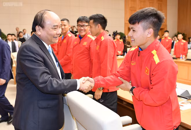 Trong khi đó, Quang Hải với một kỳ AFF Cup bùng nổ đã nhận danh hiệu Cầu thủ hay nhất giải. Năm 2018 có thể nói là đại thành công với tiền vệ người Hà Nội khi anh gặt hái được nhiều thành tích ở cả cấp độ đội tuyển lẫn câu lạc bộ. Ảnh: Chinhphu.vn.
