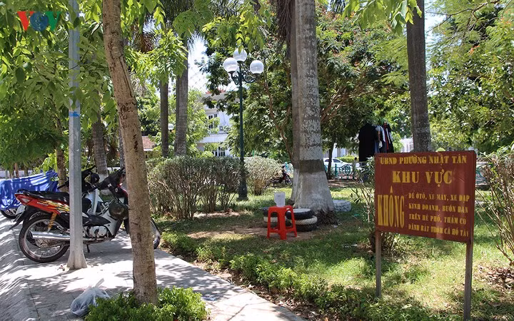 Quang khu vực hồ Tây, các biển cẩm như thế này xuất hiện rất nhiều nhưng khu vực này lại trở thành tụ điểm của những người câu cá trộm. Buổi chiều, tối, hàng quán xung quanh hồ mọc lên như nấm.