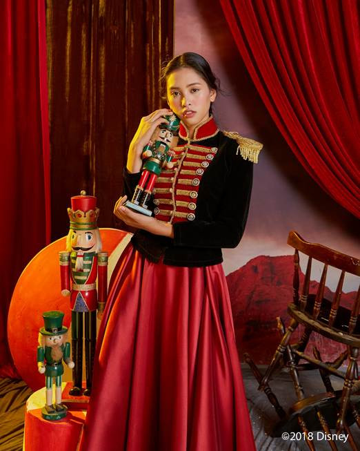 Biến hóa qua từng shoot hình, Tiểu Vy không chỉ kiêu sa như một cô nàng công chúa mà khi cần phải mạnh mẽ cũng có thể trở thành một nữ chiến binh đầy quả cảm, sẵn sàng chiến đấu bảo vệ những người thân yêu.