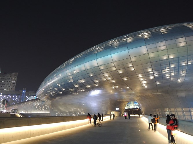 Dongdaemoon Design Plaza là một trong những nơi sôi động nhất ở Seoul với rất nhiều cuộc triển lãm và trình diễn thời trang thường xuyên diễn ra. "My Love From the Stars" và "She Was Pretty" được quay tại đây./.