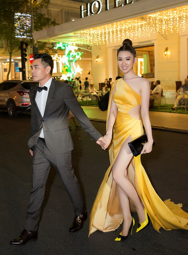 Hình ảnh chiếc túi đắt tiền mà Thúy Ngân mang theo ở đầu lễ trao giải.