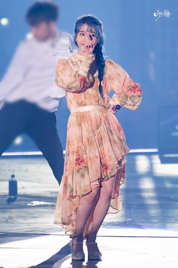 Có ngoại hình nhỏ nhắn cùng gương mặt trong trẻo, IU yêu thích những thiết kế điệu đà, nữ tính với chất liệu lụa mềm mại, kiểu dáng 